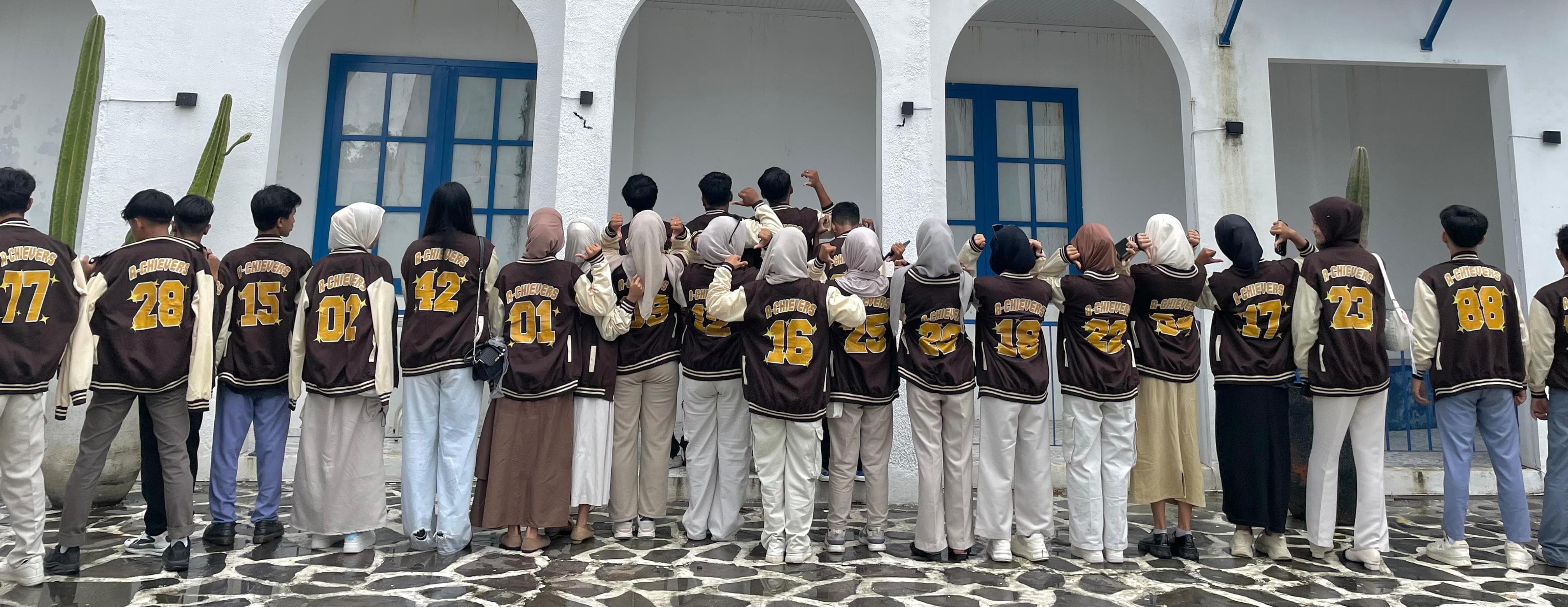 Seragam olahraga sekolah dengan garis-garis merah di bagian lengan