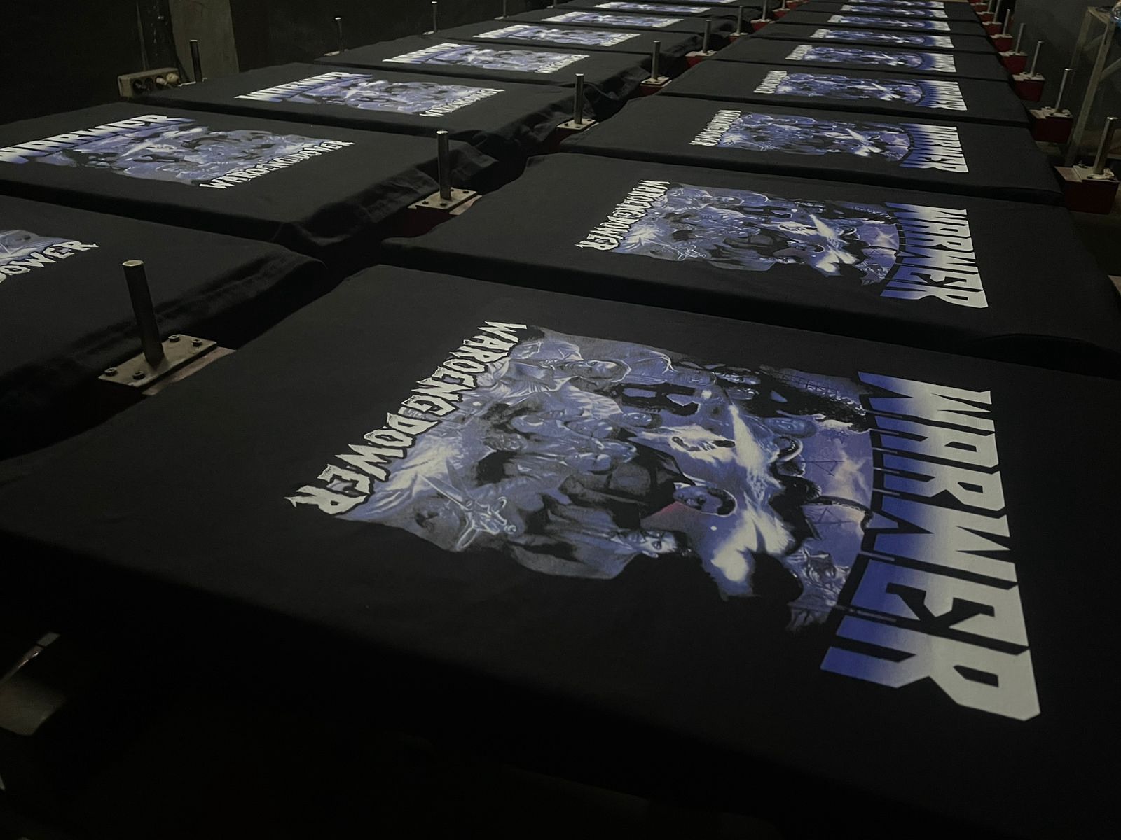 Kaos kelas dengan desain bold dan warna vibrant untuk identitas yang kuat